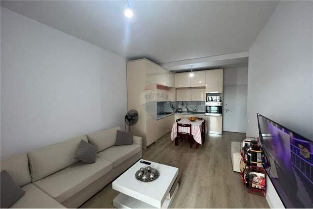 Tirane, shitet apartament 1+1+BLK Kati 8, 57 m² 119.000 Euro/m2 (Ish parku autobuzave)
