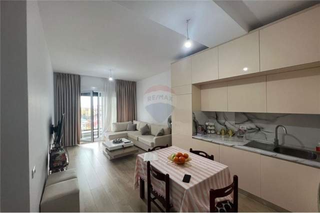 Tirane, shitet apartament 1+1+BLK Kati 8, 57 m² 119.000 Euro/m2 (Ish parku autobuzave)