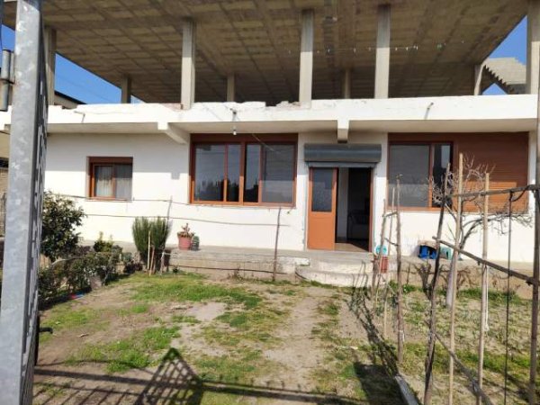 Durres, shitet Vile 2+1+BLK Kati 1, 370 m² 170.000 Euro (Sektorin Rinia ne Durres, 10 min nga deti)