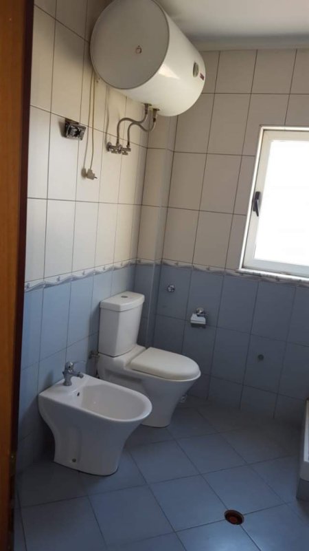 Tirane, jepet me qera apartament 1+1+BLK Kati 5, 60 m² 35.000 Leke (Rruga Osman Myderizi)
