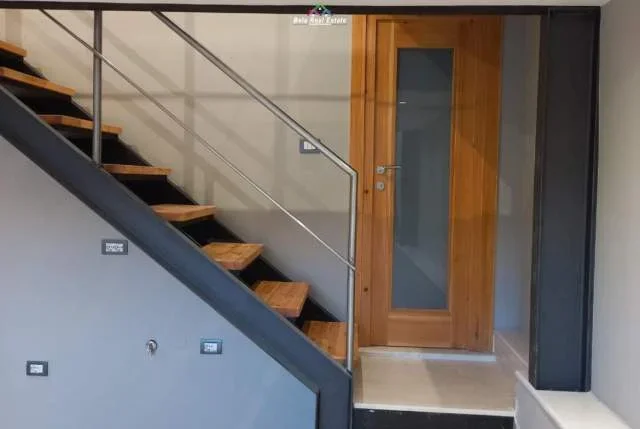 Tirane, jepet me qera dyqan Kati 0, 80 m² 600 Euro (selite)