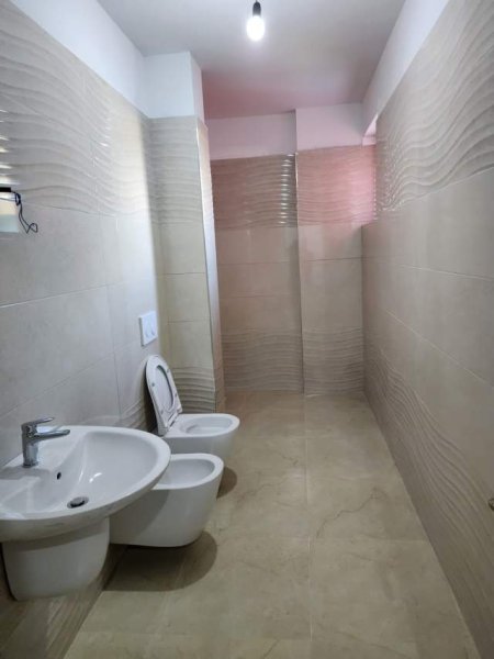 Tirane, jepet me qera apartament 1+1+BLK Kati 2, 69 m² 450 Euro (unaza e re)