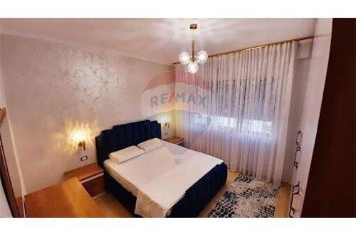 Tirane, jepet me qera apartament 1+1+BLK Kati 3, 65 m² 400 Euro (Tregu i Madh)