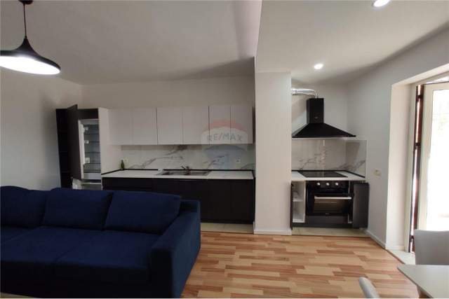 Tirane, jepet me qera apartament 1+1 Kati 1, 65 m² 350 Euro (Kopshti Botanik)