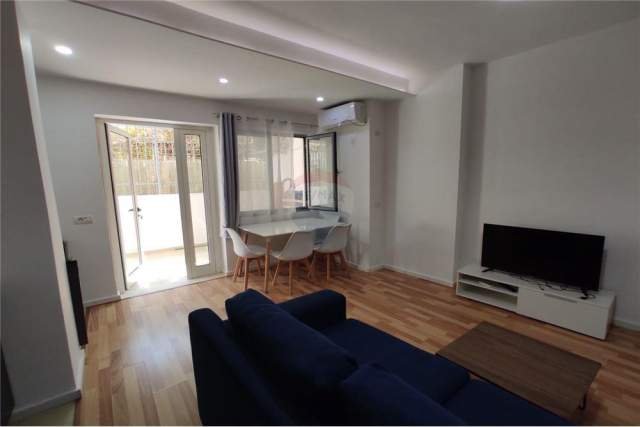 Tirane, jepet me qera apartament 1+1 Kati 1, 65 m² 350 Euro (Kopshti Botanik)