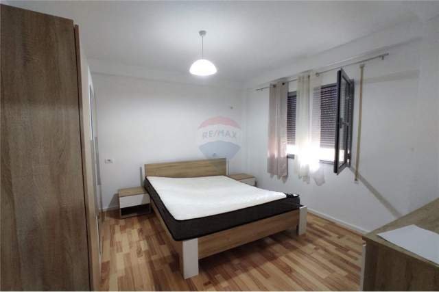 Tirane, jepet me qera apartament 1+1 Kati 1, 65 m² 350 Euro (Kopshti Botanik)