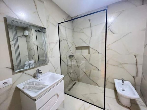 Tirane, jepet me qera apartament 1+1+BLK Kati 4, 76 m² 550 Euro