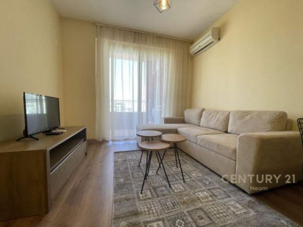 Tirane, jepet me qera apartament 1+1+BLK 450 Euro (Komuna e Parisit)