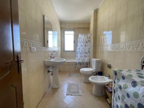 Tirane, jepet me qera apartament 1+1+BLK 450 Euro (Komuna e Parisit)