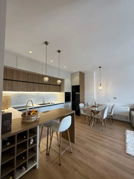 Tirane, jepet me qera apartament 2+1 Kati 10, 100 m² 700 Euro (Kompleksi Kontakt)