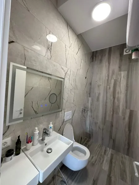 Tirane, jepet me qera apartament 2+1 Kati 10, 100 m² 700 Euro (Kompleksi Kontakt)
