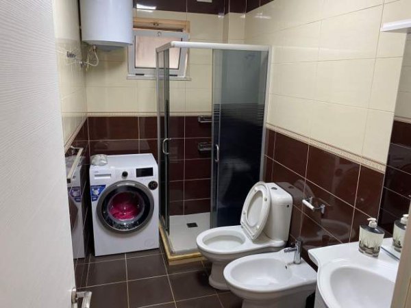 Tirane, jepet me qera apartament 4+1+BLK Kati 1, 600 Euro (Pazari i ri)