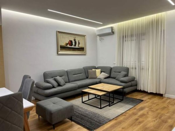 Tirane, jepet me qera apartament 70 m² 550 Euro