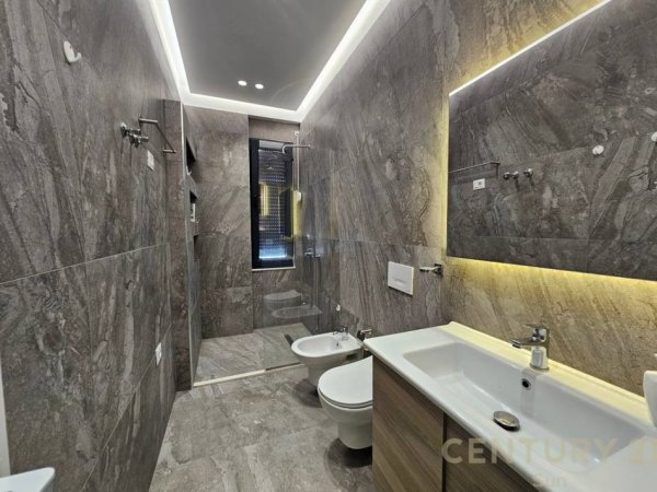 Tirane, jepet me qera apartament 2+1+post parkimi Kati 5, 105 m² 800 € (Kopshti Botanik)