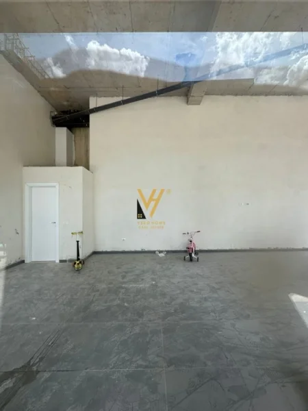 Tirane, jepet me qera dyqan Kati 0, 65 m² 1.000 € (ISH FUSHA E AVIACIONIT)