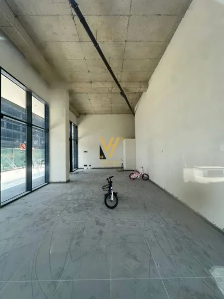 Tirane, jepet me qera dyqan Kati 0, 65 m² 1.000 € (ISH FUSHA E AVIACIONIT)