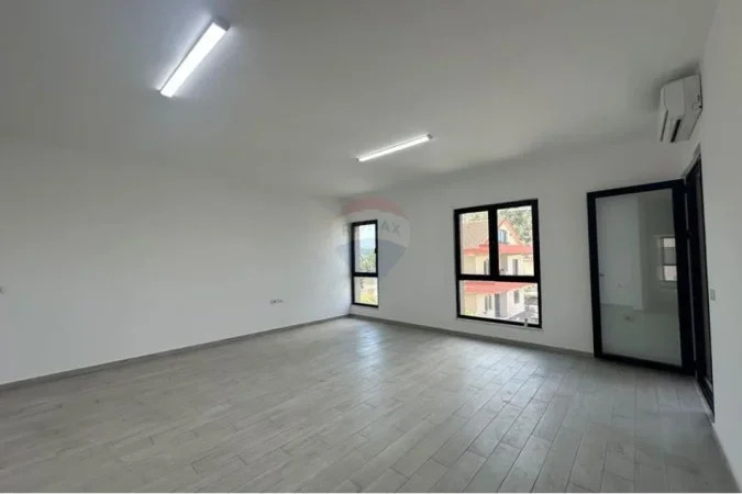 Tirane, jepet me qera ambjent biznesi , 450 € (Ish Dogana)