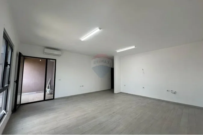 Tirane, jepet me qera ambjent biznesi , 450 € (Ish Dogana)