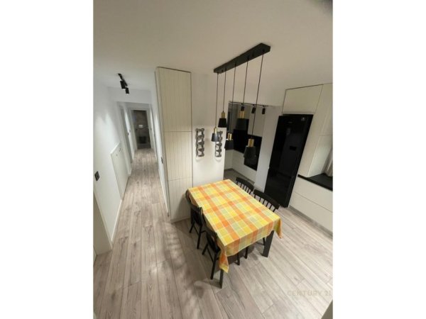 Tirane, jepet me qera apartament 3+1 Kati 3, 129 m² 1.200 € (RRUGA E DURRESIT)