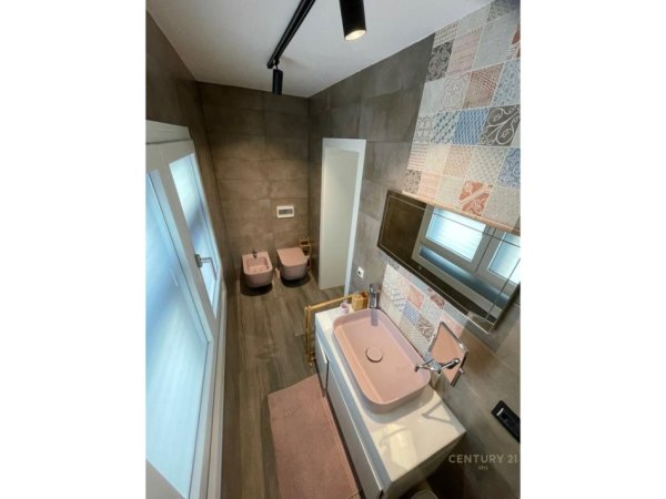 Tirane, jepet me qera apartament 3+1 Kati 3, 129 m² 1.200 € (RRUGA E DURRESIT)