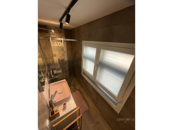 Tirane, jepet me qera apartament 3+1 Kati 3, 129 m² 1.200 € (RRUGA E DURRESIT)