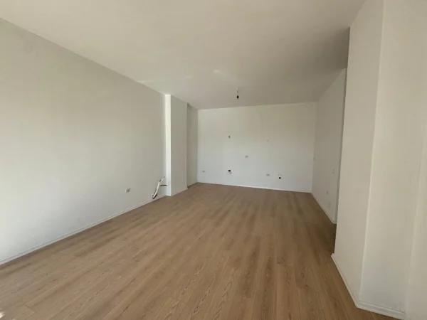 Tirane, shitet apartament 3+1+Ballkon Kati 5, 150 m² 230.000 € (Ish Fusha e Aviacionit)