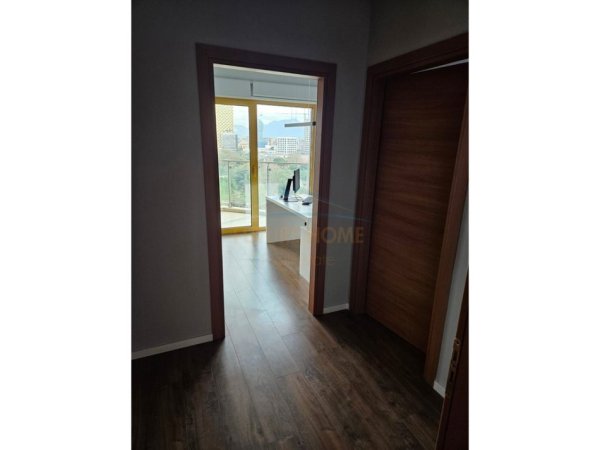 Tirane, jepet me qera apartament 3+1 Kati 11, 167 m² 3.000 € (Bllok)