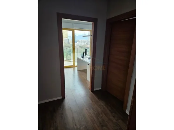 Tirane, jepet me qera apartament 3+1 Kati 11, 167 m² 3.000 € (Bllok)