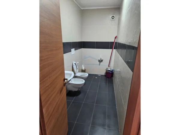 Tirane, jepet me qera apartament 3+1 Kati 11, 167 m² 3.000 € (Bllok)