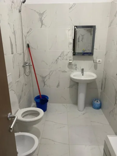 Tirane, jepet me qera apartament 1+1 Kati 2, 74 m² 450 € ( JEPET ME QERA APARTAMENT 1+1 NË 5 MAJ, PAS CONCORDIT!)