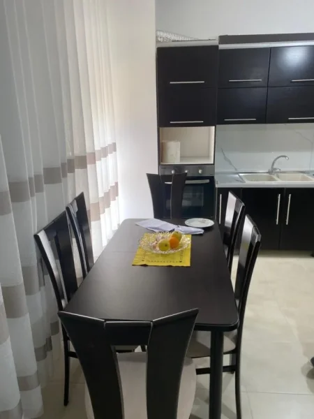 Tirane, jepet me qera apartament 1+1 Kati 2, 74 m² 450 € ( JEPET ME QERA APARTAMENT 1+1 NË 5 MAJ, PAS CONCORDIT!)