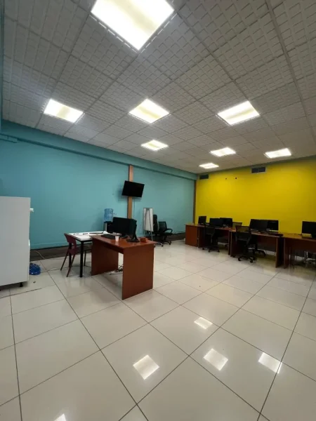 Tirane, jepet me qera ambjent biznesi Kati 0, 222 m² (Bllok)