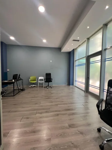 Tirane, jepet me qera ambjent biznesi Kati 0, 222 m² (Bllok)