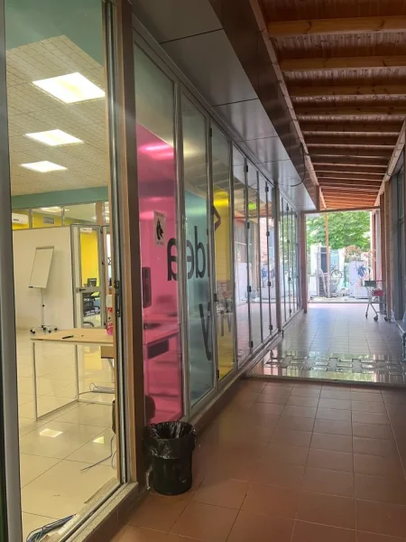 Tirane, jepet me qera ambjent biznesi Kati 0, 222 m² (Bllok)