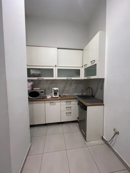 Tirane, jepet me qera ambjent biznesi Kati 0, 222 m² (Bllok)