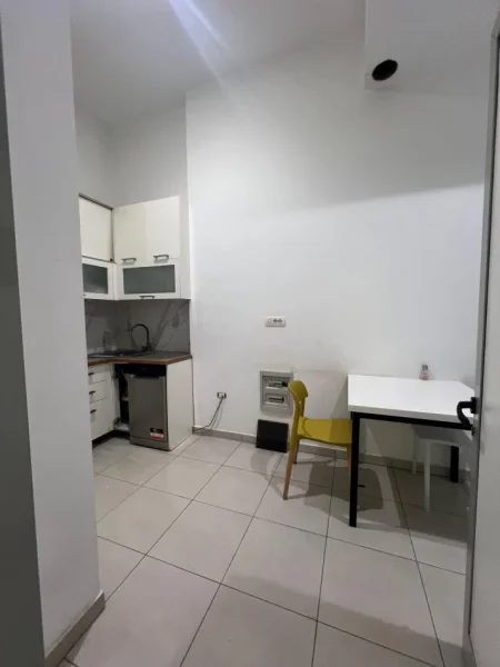 Tirane, jepet me qera ambjent biznesi Kati 0, 222 m² (Bllok)