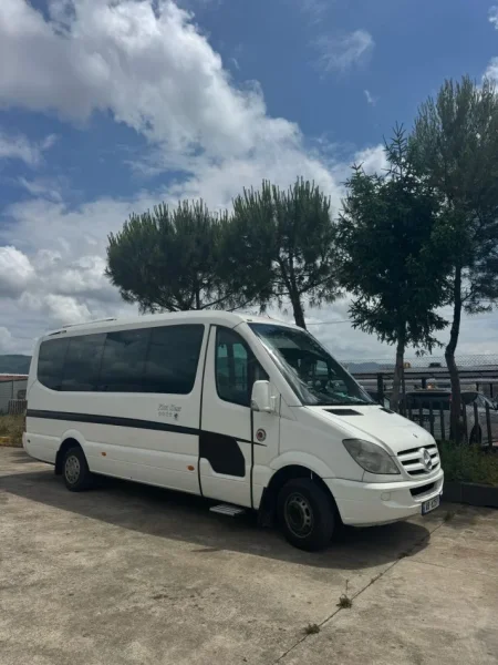 Lezhe, shitet Furgon Mercedes Benz Sprinter 518 Nafte, e bardhë automatik Kondicioner 28.000 €