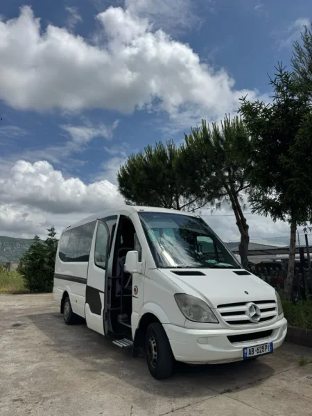 Lezhe, shitet Furgon Mercedes Benz Sprinter 518 Nafte, e bardhë automatik Kondicioner 28.000 €