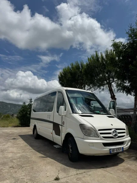 Lezhe, shitet Furgon Mercedes Benz Sprinter 518 Nafte, e bardhë automatik Kondicioner 28.000 €