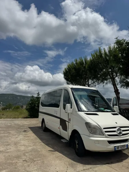 Lezhe, shitet Furgon Mercedes Benz Sprinter 518 Nafte, e bardhë automatik Kondicioner 28.000 €