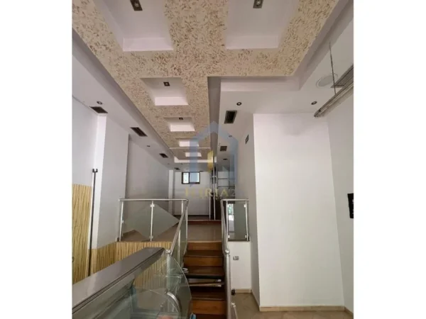 Tirane, jepet me qera dyqan Kati 0, 70 m² 350 € ("5 Maj")
