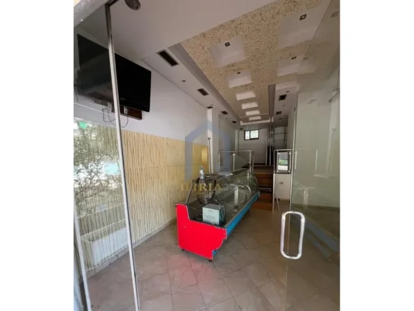 Tirane, jepet me qera dyqan Kati 0, 70 m² 350 € ("5 Maj")