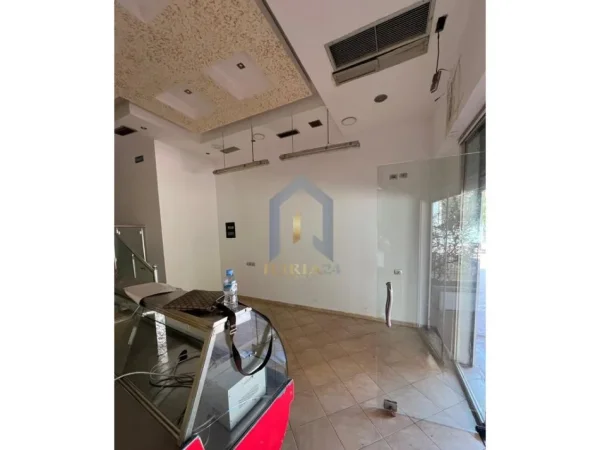 Tirane, jepet me qera dyqan Kati 0, 70 m² 350 € ("5 Maj")