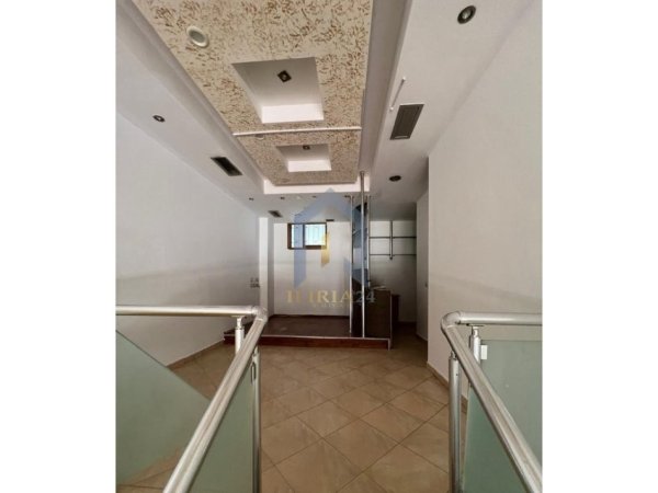 Tirane, jepet me qera dyqan Kati 0, 70 m² 350 € (&quot;5 Maj&quot;)