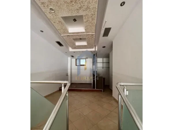Tirane, jepet me qera dyqan Kati 0, 70 m² 350 € ("5 Maj")