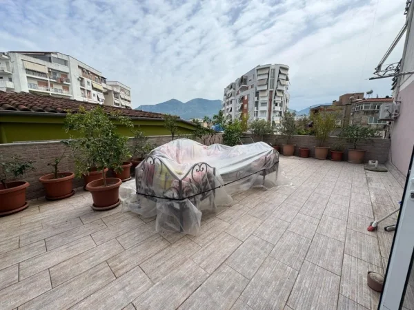 Tirane, shitet apartament 2+1 Kati 2, 183 m² 250.000 € (ish tregu elektrik)