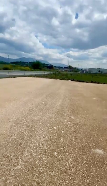 Tirane, jepet me qera toke , 2.500 m² (Dytesore ne Autostrad afer Megatekut)