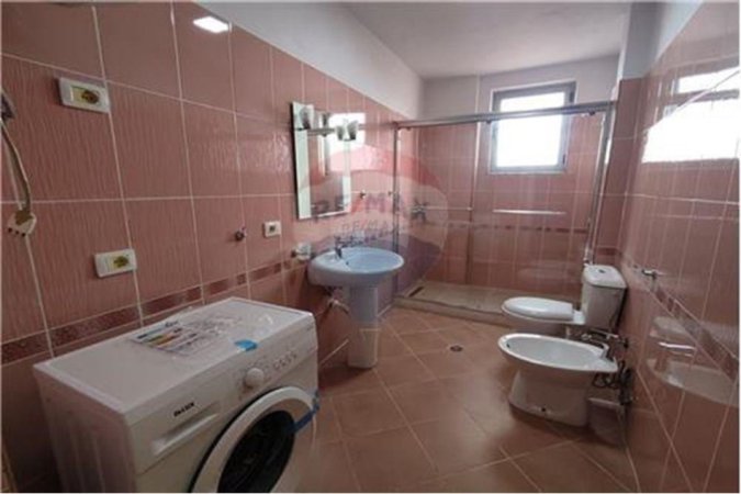 Tirane, jepet me qera apartament 2+1 , 110 m² 400 € 