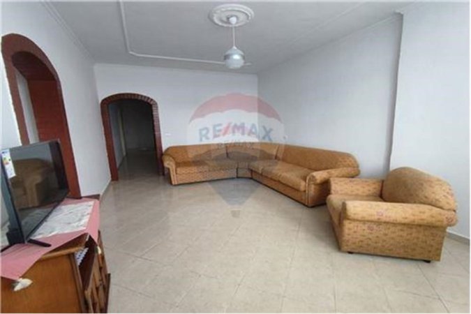 Tirane, jepet me qera apartament 2+1 , 110 m² 400 € 