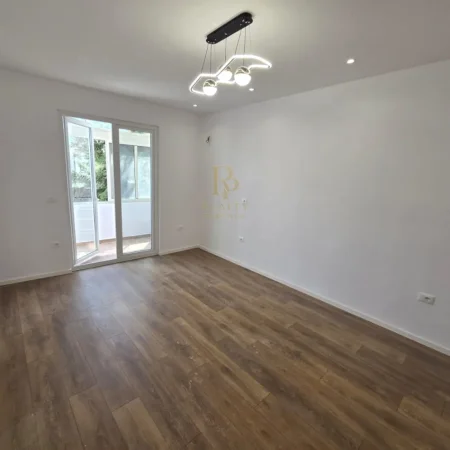 Tirane, shitet apartament 2+1+Ballkon Kati 4, 185.000 € (Myslym Shyr)